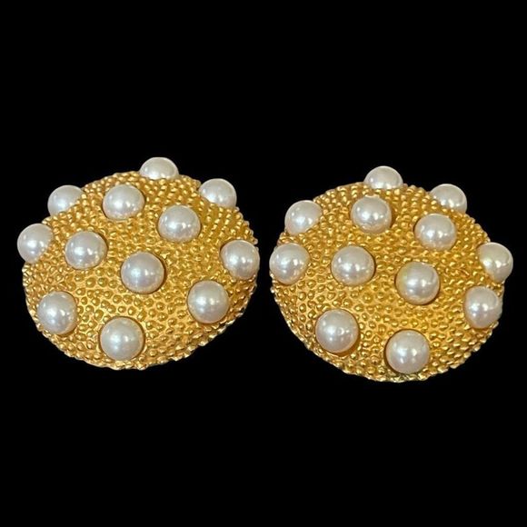Vintage gold tone faux pearl clip on button style earrings - Picture 2 of 7